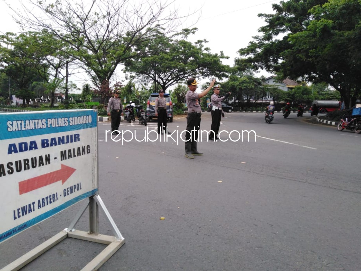 PPLS Belum Tahu Pemicu Genangan Air, Arus Lalin Dialihkan Jalur Arteri Porong