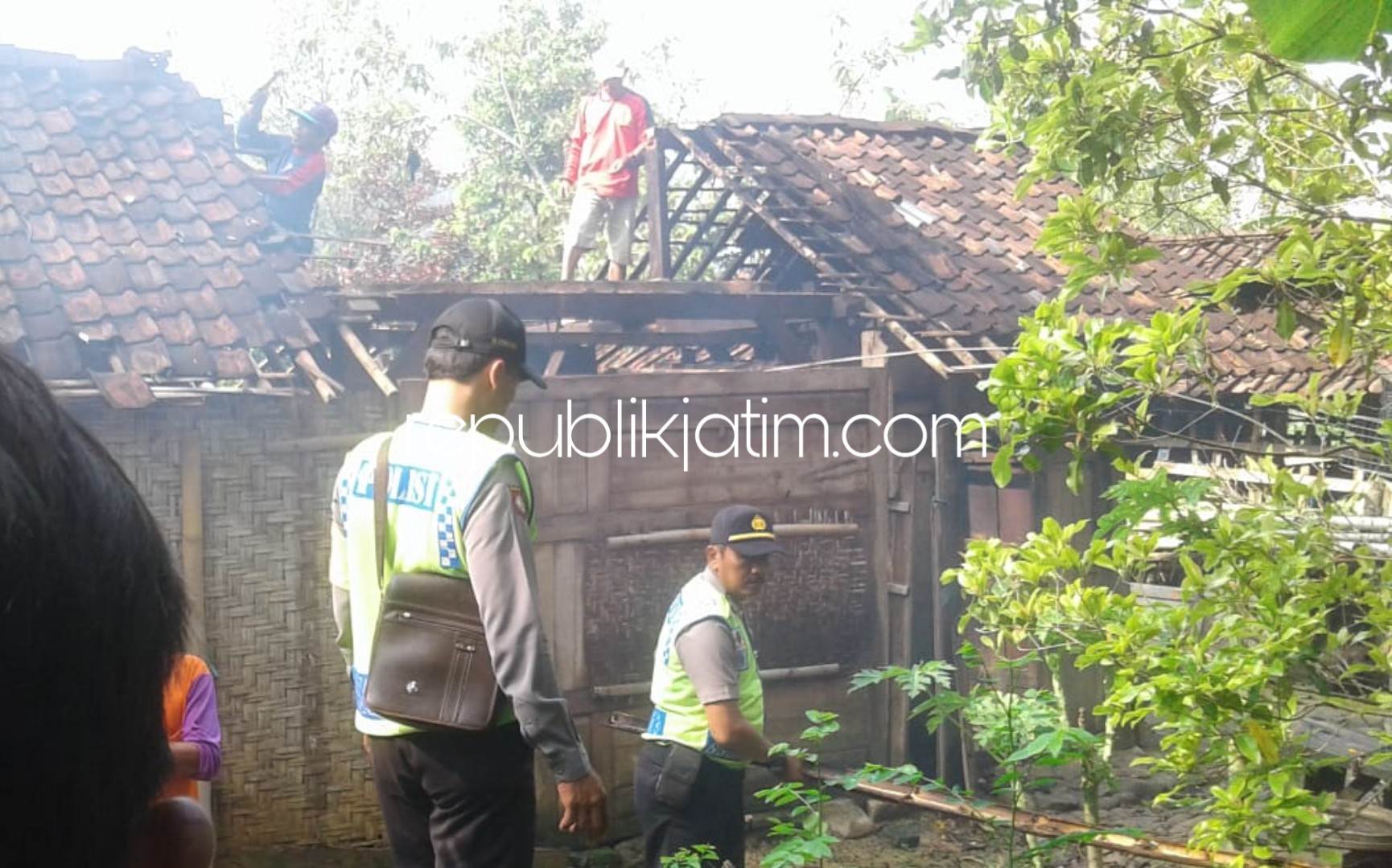 Dua Rumah Warga Ponorogo Rusak Tertimpa Pohon