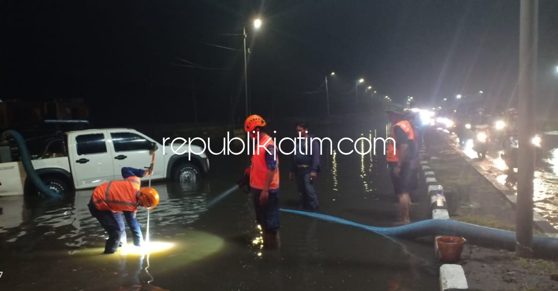 BPBD Sedot Banjir Jalan Raya Porong Lama Pakai Pompa