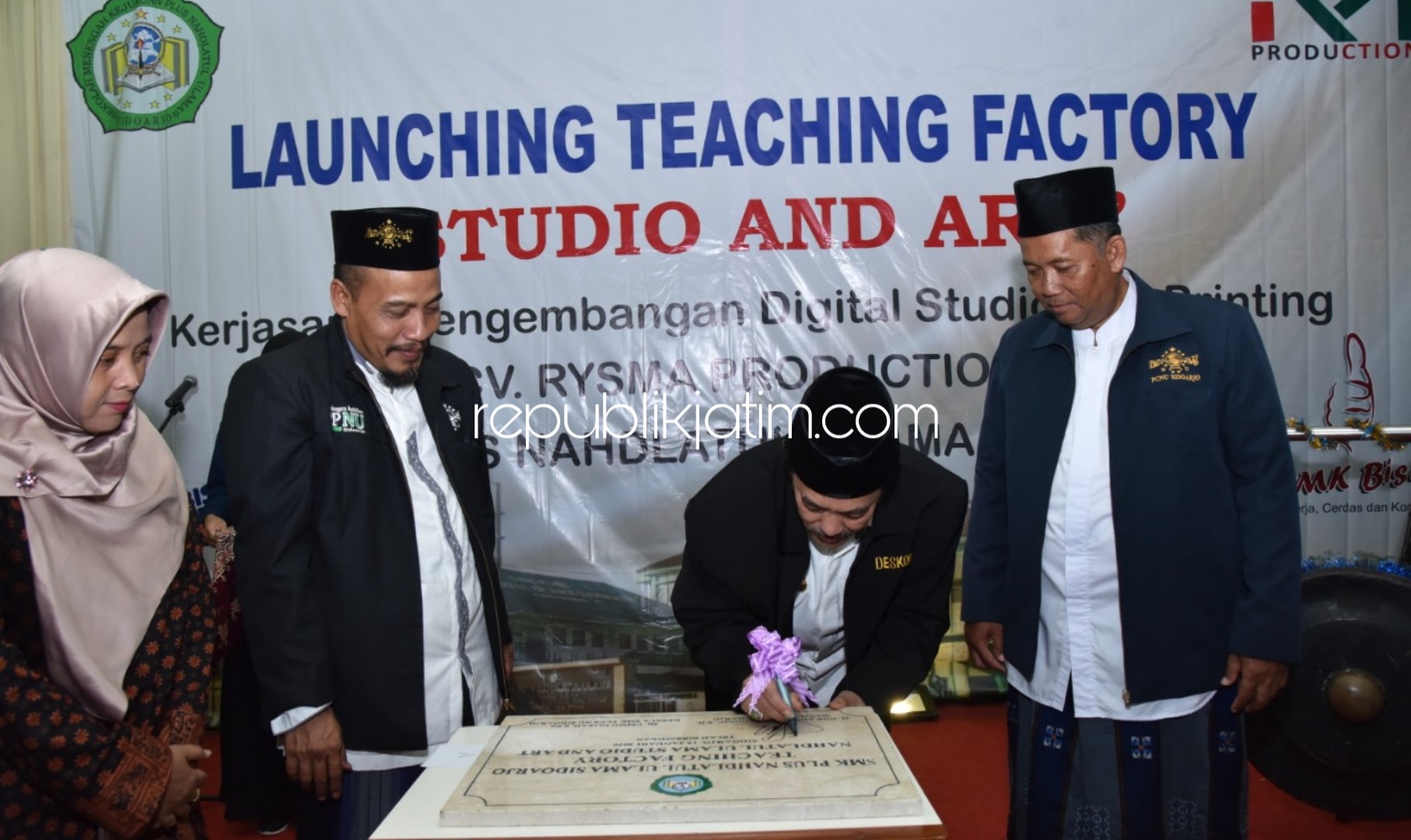 Plt Bupati Sidoarjo Resmikan Program Teaching Factory Studio Art SMK Plus NU Sidoarjo