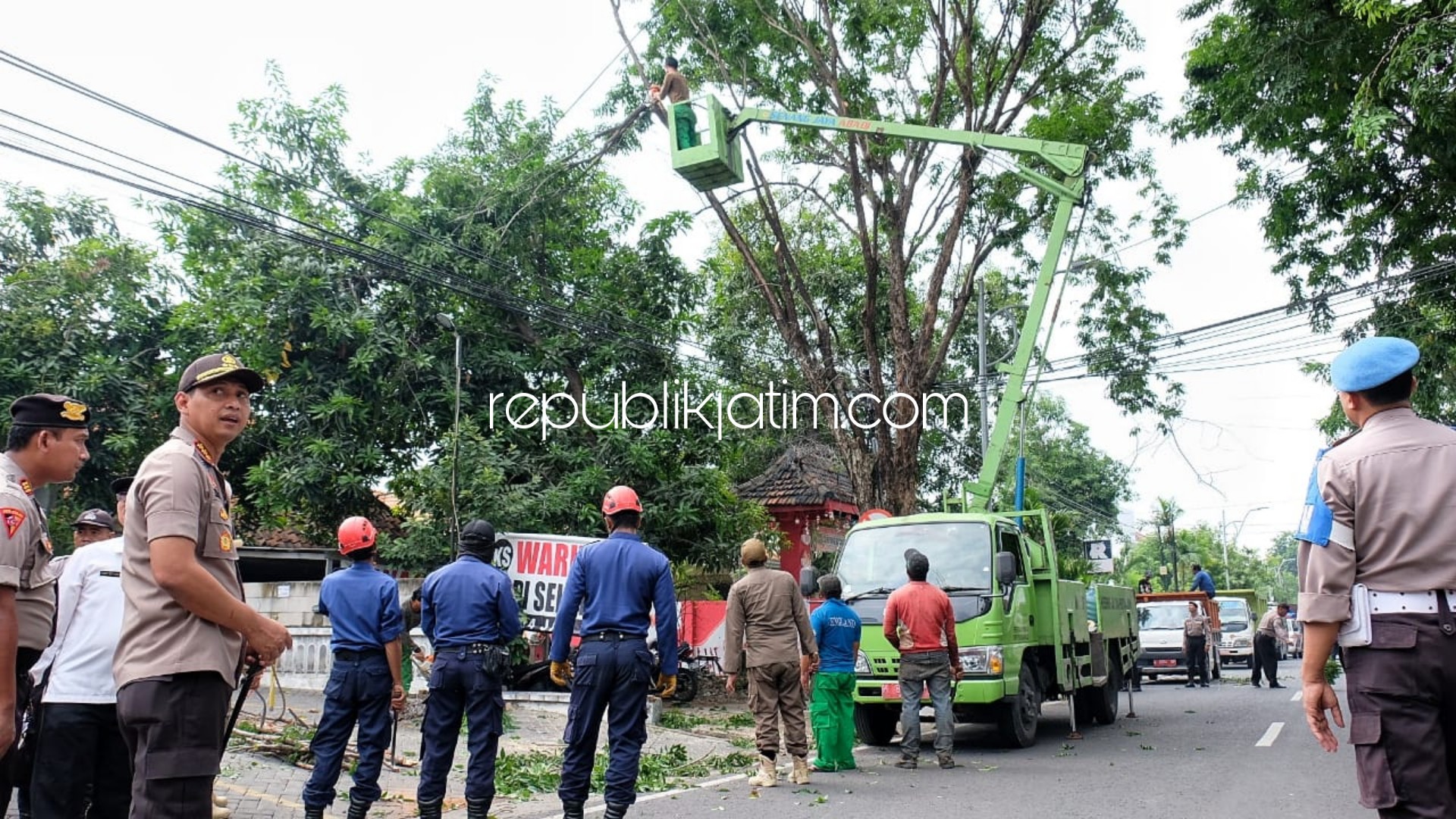 Polresta Sidoarjo dan Instansi Terkait Lain Potongi Pohon Besar di Jalanan