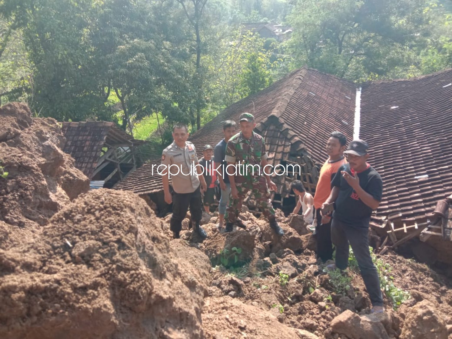 Longsor Hancurkan Rumah Warga Bungkal Ponorogo