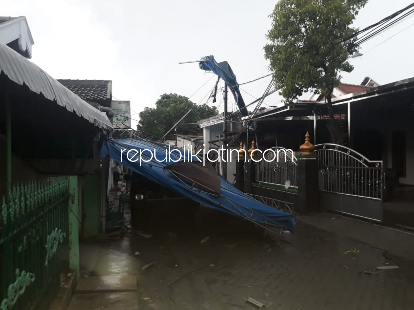 Diterjang Puting Beliung, Puluhan Rumah Warga Medaeng Rusak