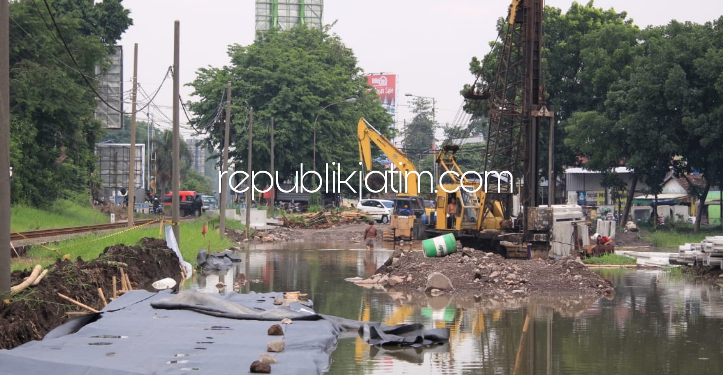 Proyek Frontage Road Molor Terganjal Jaringan Pipa Gas, Alat Berat Mogok Kebanjiran