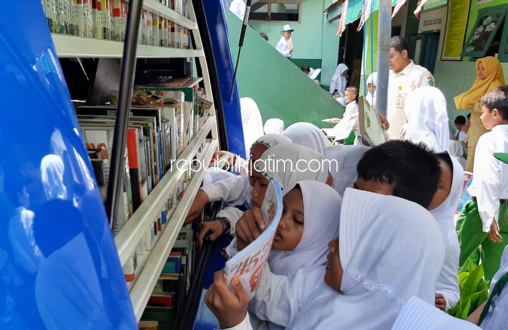 Tumbuhkan Minat Baca, Siswa Siswi MI Nurul Huda Berebut Buku Perpustakaan Keliling