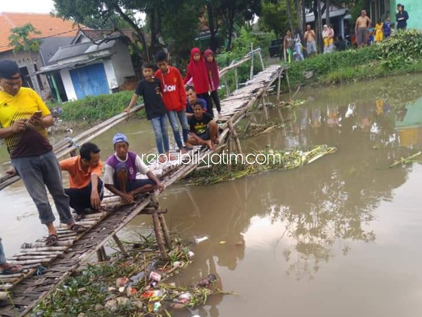 Bayi Laki-Laki Mengapung di Sungai Ngaresrejo Sukodono Gegerkan Warga