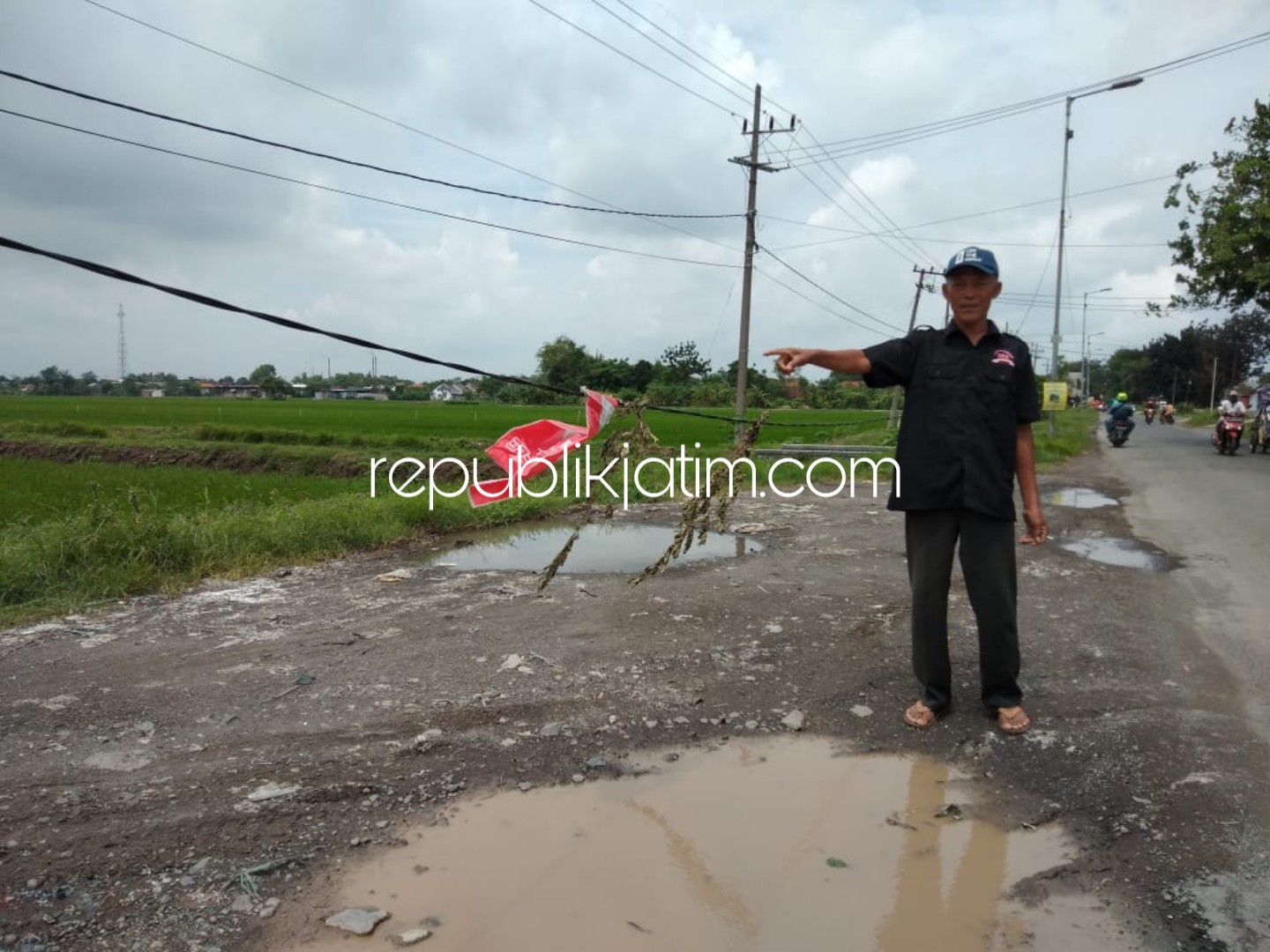 Kabel PJU Ngelewer Dibiarkan Ganggu Aktivitas Kendaraan Perusahaan