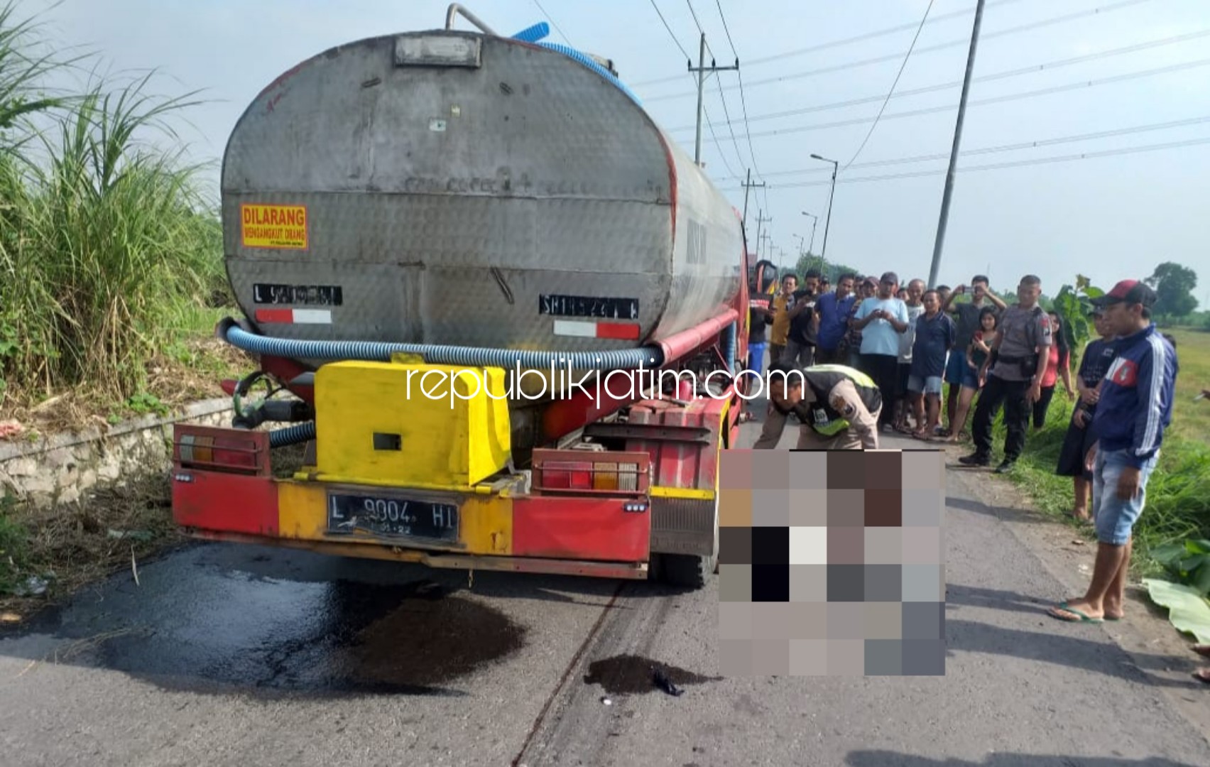 Hindari Jalan Berlubang, Pemotor Asal Ngoro Tewas Dilindas Truk di Krembung