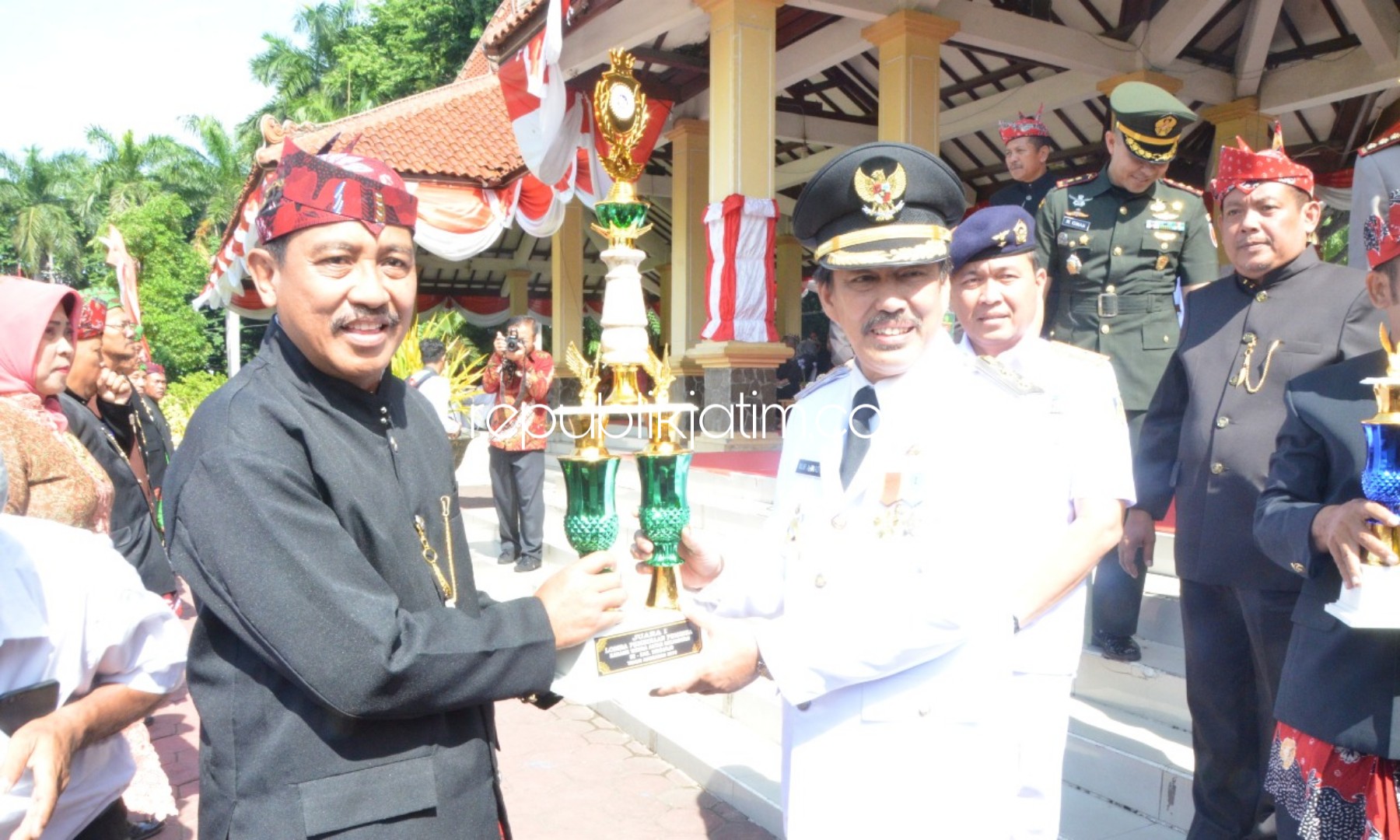 Upacara Hari Jadi 161, Wabup Sidoarjo Serahkan Penghargaan untuk Camat hingga Pengusaha