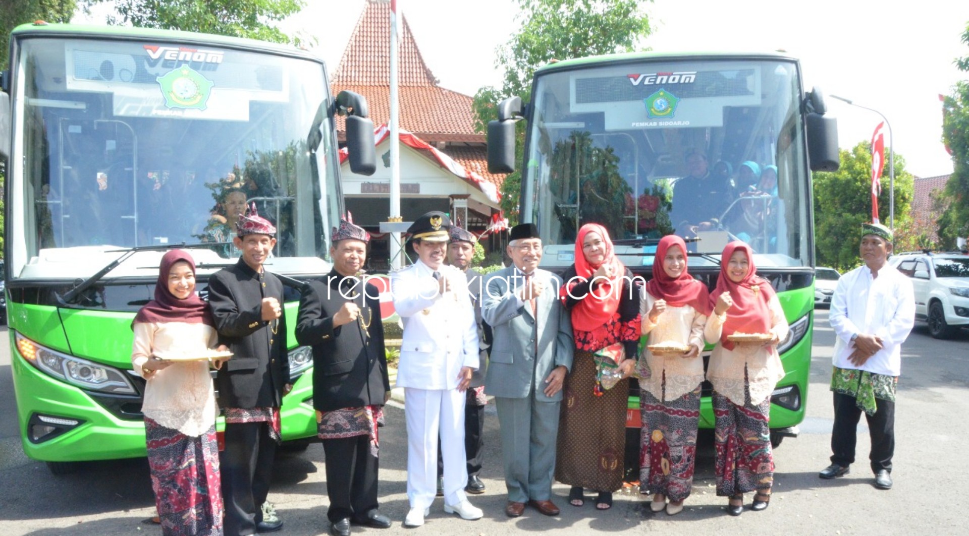 Hari Jadi, Dinas Pendidikan Kado Dua Bus Pembelajaran Diluar Kelas untuk Siswa Sidoarjo