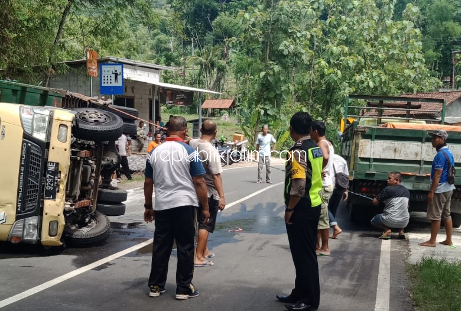 Angkut 4,5 Ton Asbes, Truk Terguling di Jalur Ponorogo - Pacitan