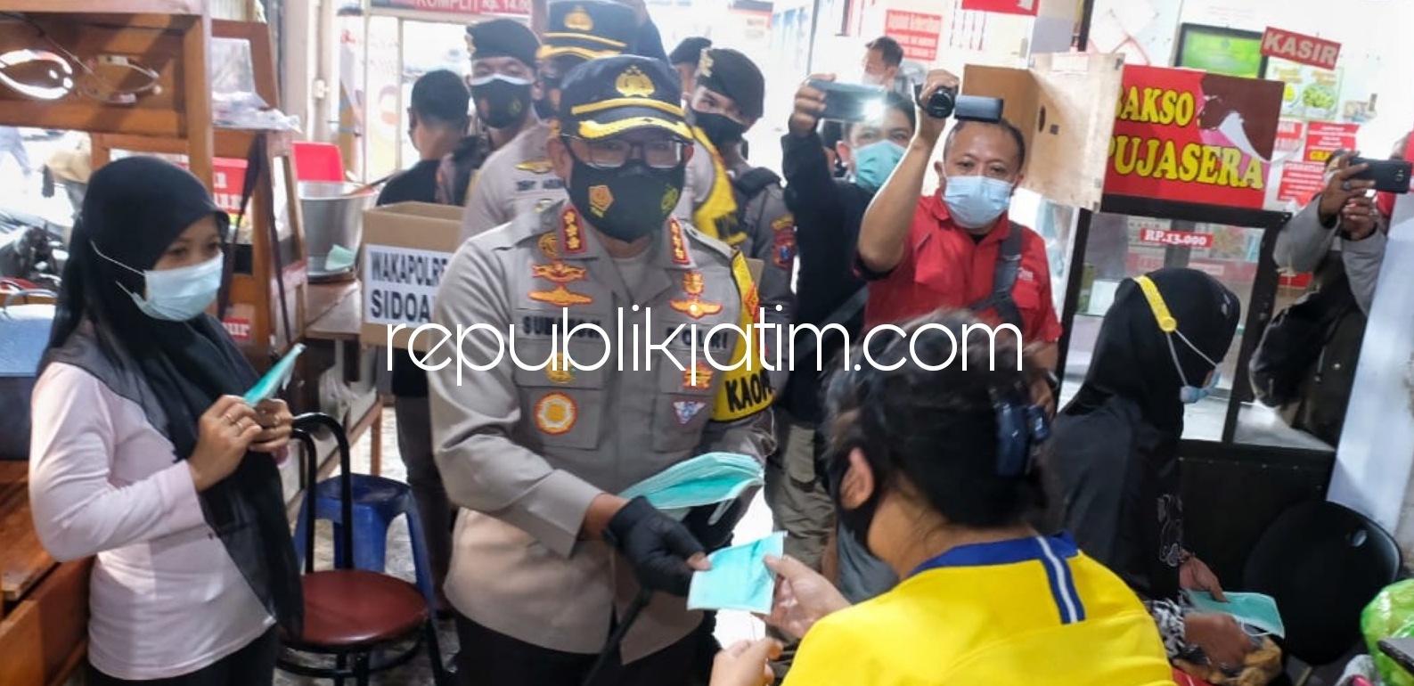 Tekan Penyebaran Covid-19, Polresta Sidoarjo Bagikan 10.000 Masker Per Hari