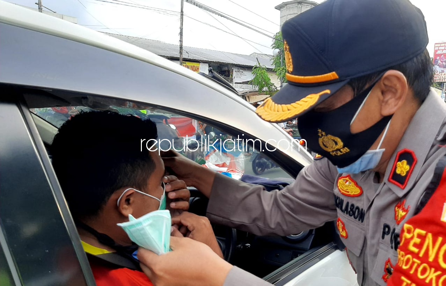 Gandeng Komunitas, Forkopimka Krian Bagikan 1.000 Masker Gratis untuk Pengguna Jalan