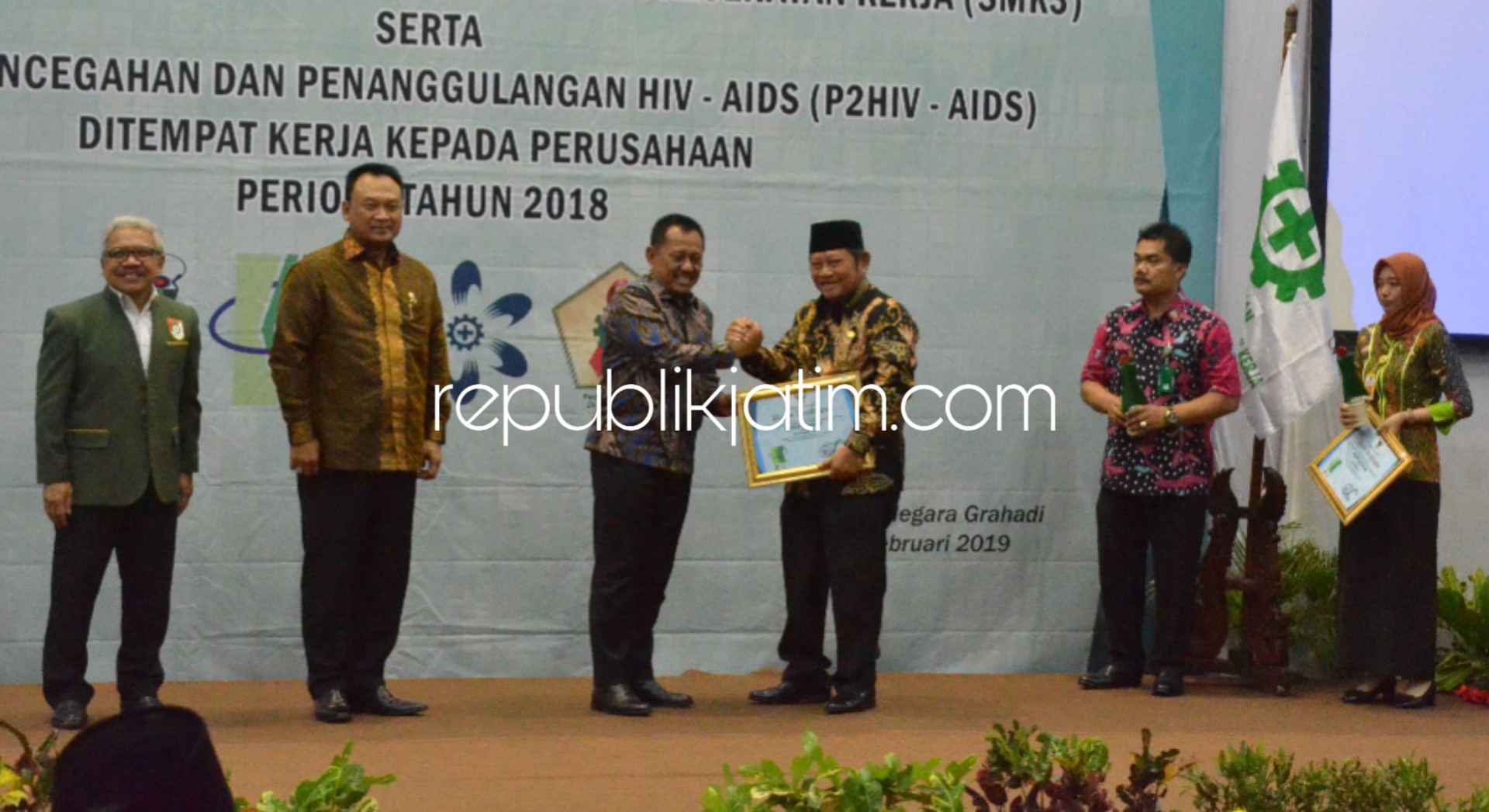 Bupati Sidoarjo Raih Penghargaan Pembina K3 dari Gubernur Jatim