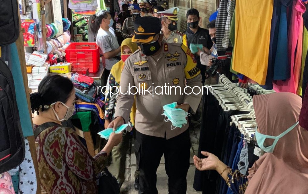 Polresta Sidoarjo Wajibkan Pedagang dan Konsumen Pasar Larangan Pakai Masker