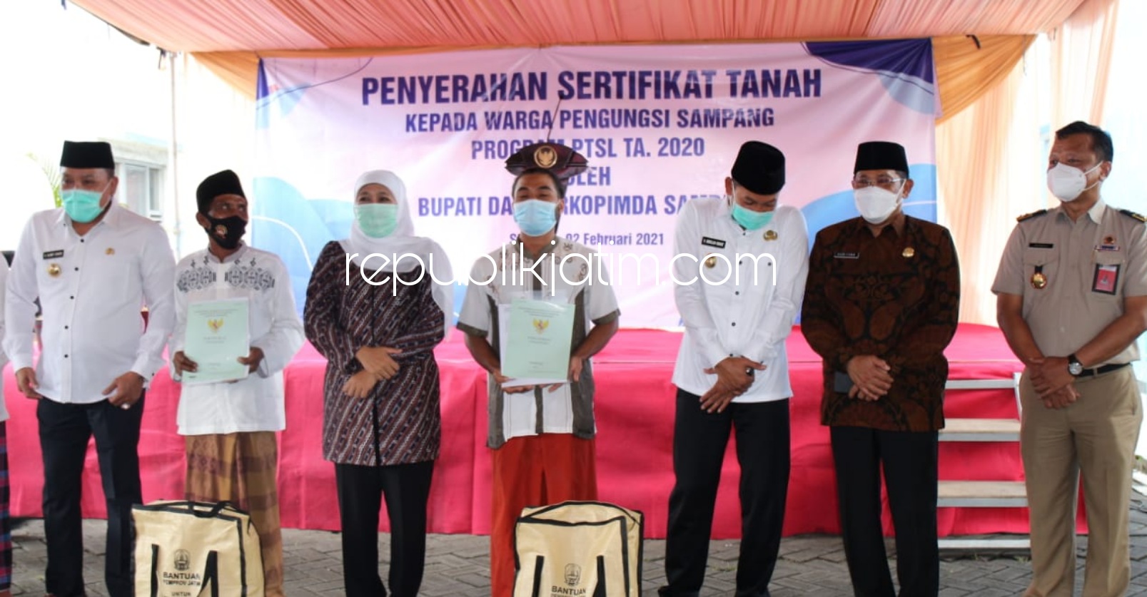 Gubernur Jatim Bagikan Sertifikat Program PTSL untuk Pengungsi Eks Syiah Sampang di Rusunawa Jemundo