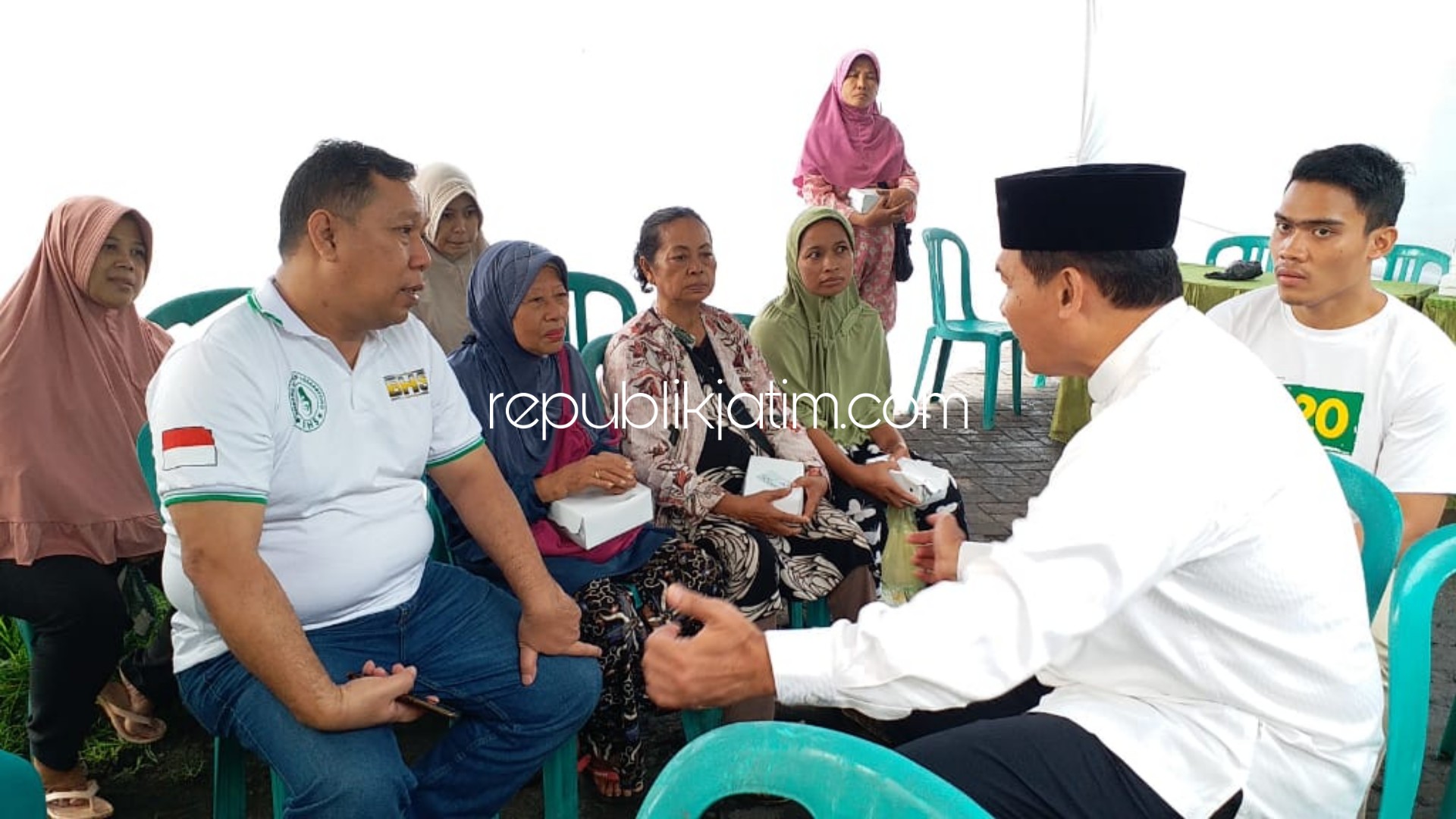 Ratusan Pedagang dan Pengunjung Pasar Larangan Berobat Gratis di Pos Kesehatan BHS