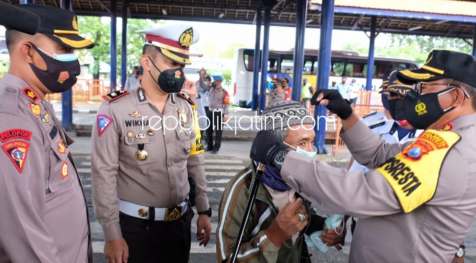 Bagikan 10.000 Masker, Kapolresta Sidoarjo Edukasi Penggunaan Masker di Terminal Bus Bungurasih