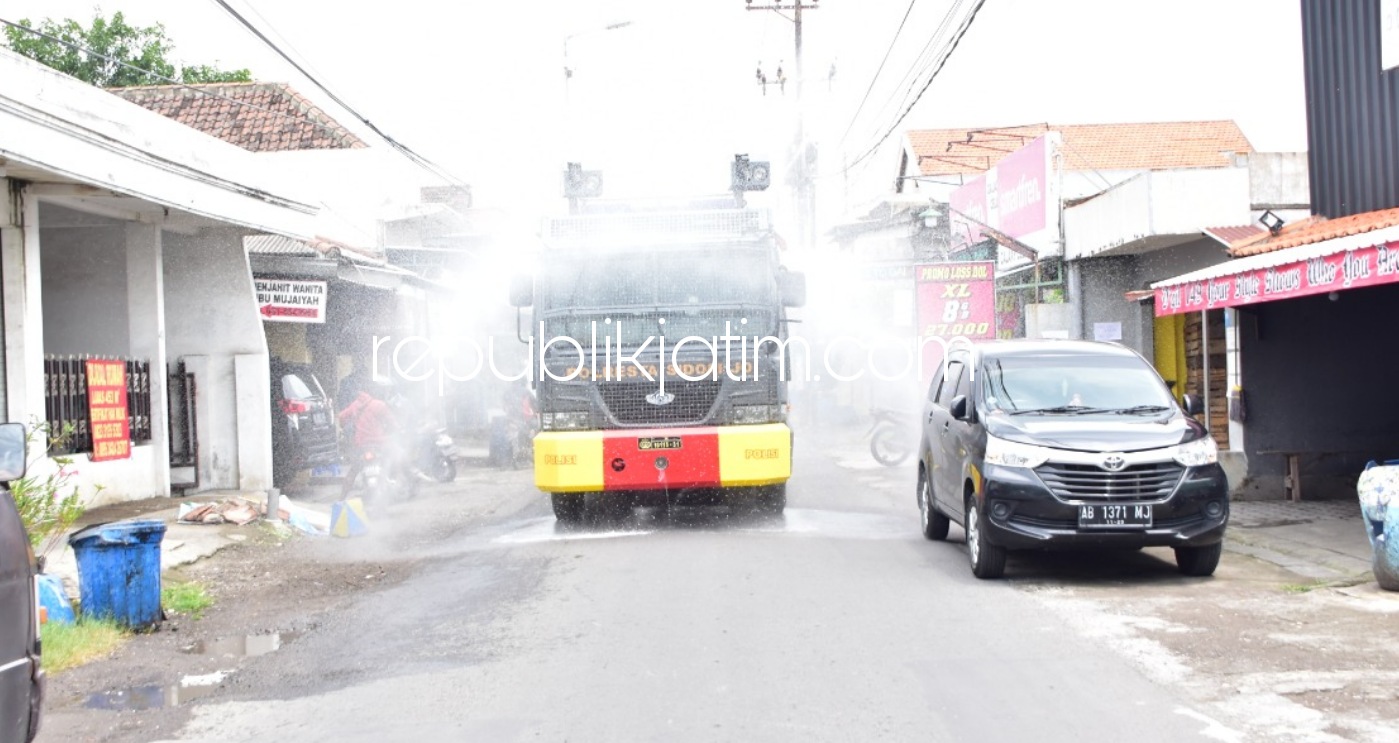 Pandemi Covid-19 Belum Berakhir, Polresta Sidoarjo Semprot Disinfektan dan Bagi-Bagi Masker