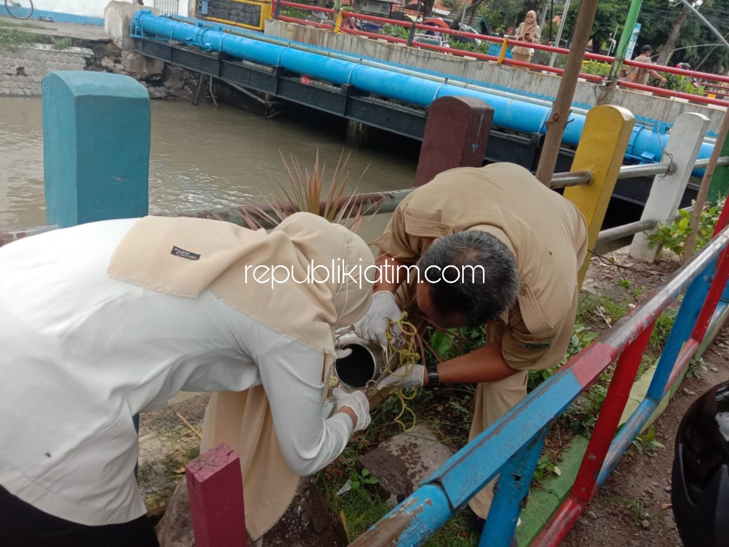 Sungai Pucang Sidoarjo Bau Solar, Petugas DLHK Ambil Sampel Air