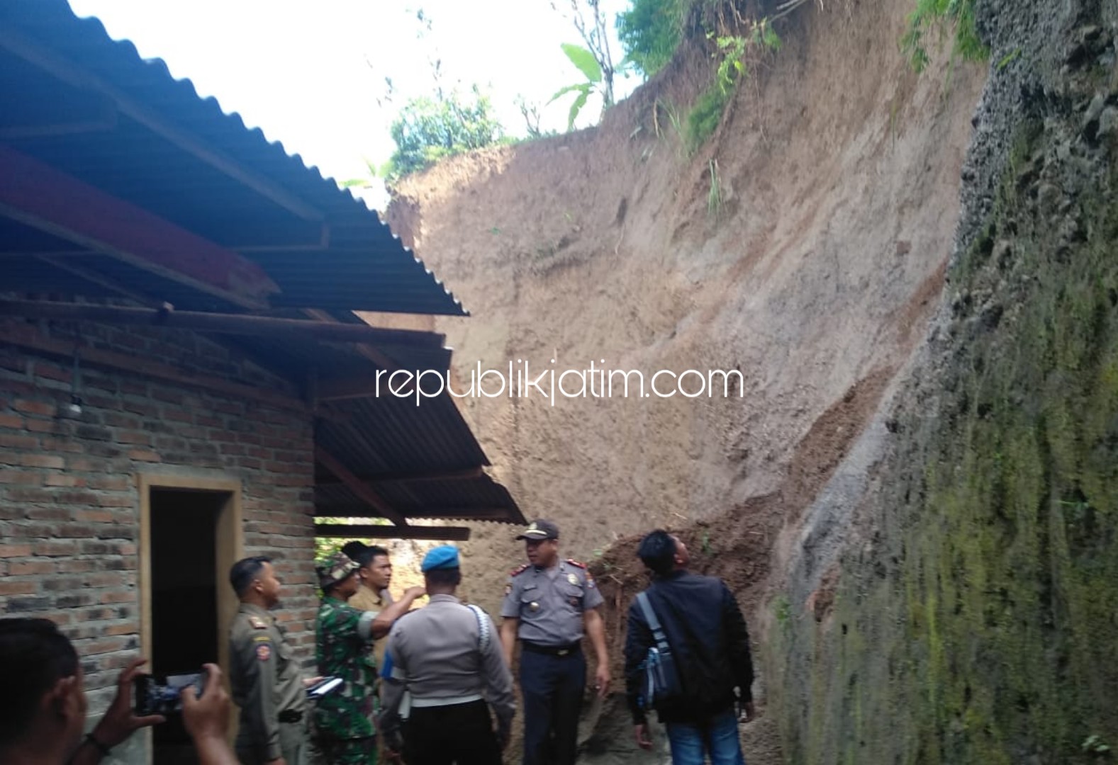 Tebing Setinggi 8 Meter Longsor, Terjang Rumah Warga Ngebel Ponorogo