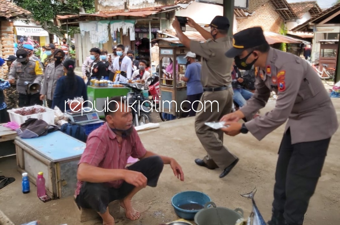 Polsek Siman Bagikan 750 Masker untuk Pengunjung Pasar dan Pengendara di Lampu Merah