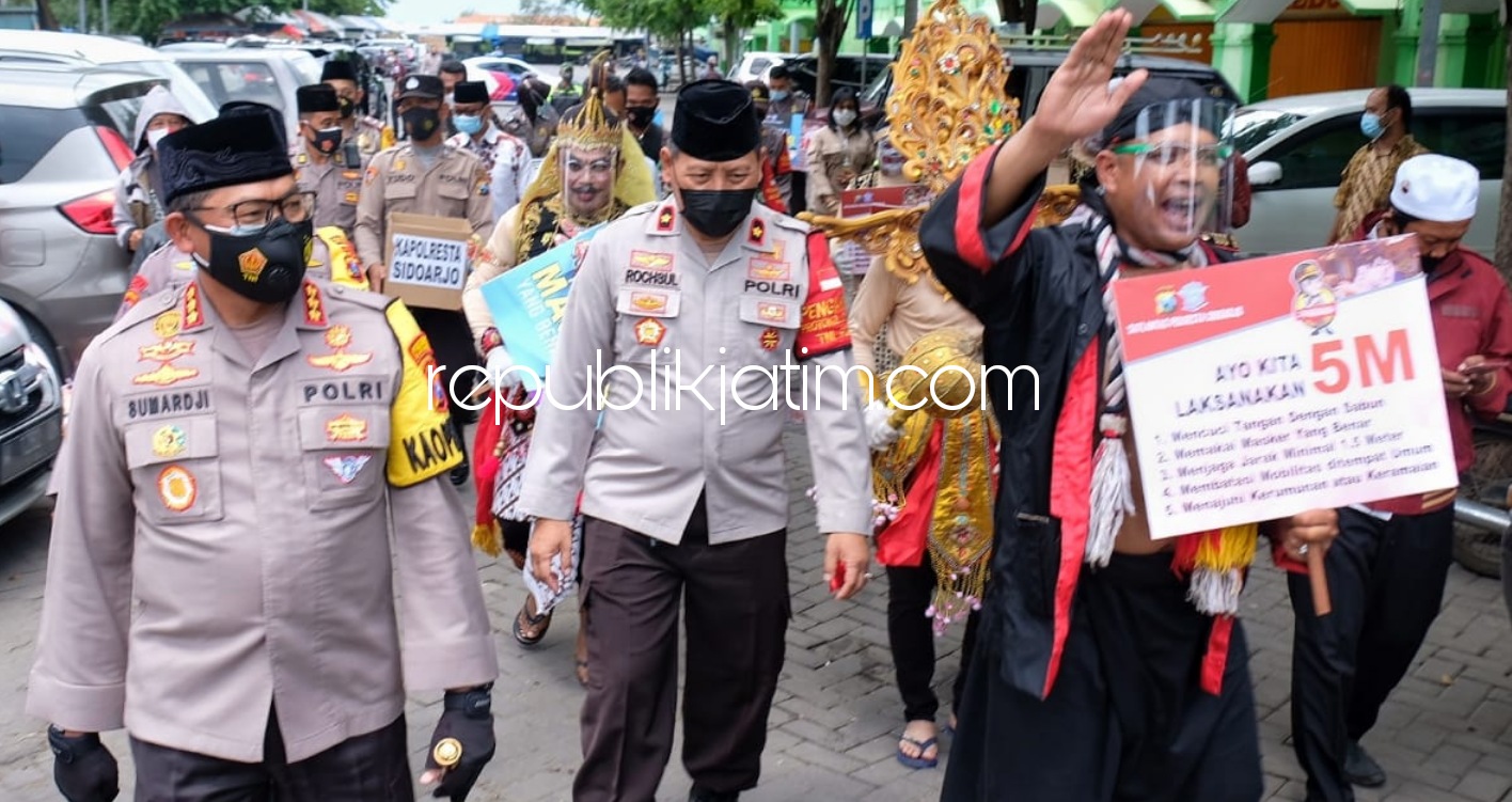 Kapolresta Sidoarjo Ajak Mbah Bejo Turun Pasar Porong, Sosialisasi Protokol Kesehatan