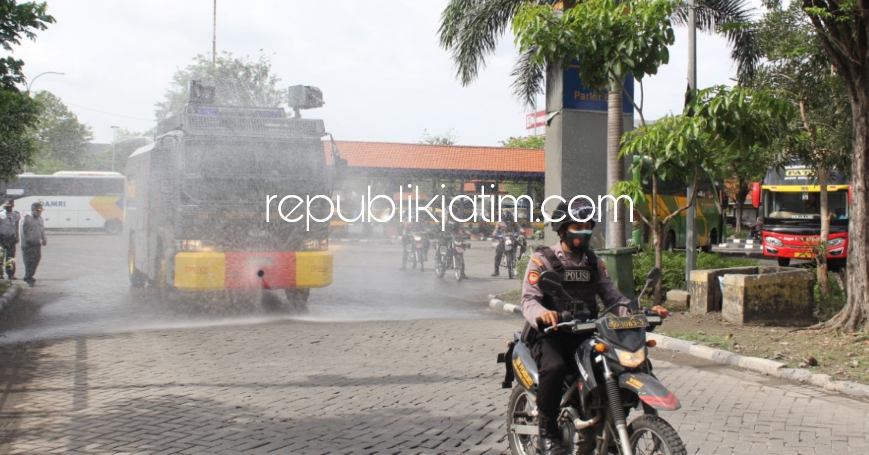 Cegah Penyebaran Covid-19, Polresta Sidoarjo Semprot Disinfektan di Perumahan dan Terminal Bungurasih