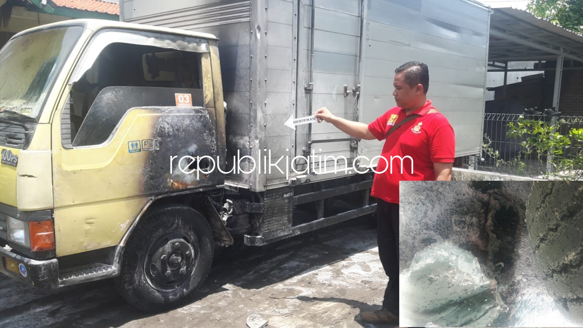 Dua Truk Box Roti Terbakar Misterius Diparkiran Rumah Warga Wonoayu