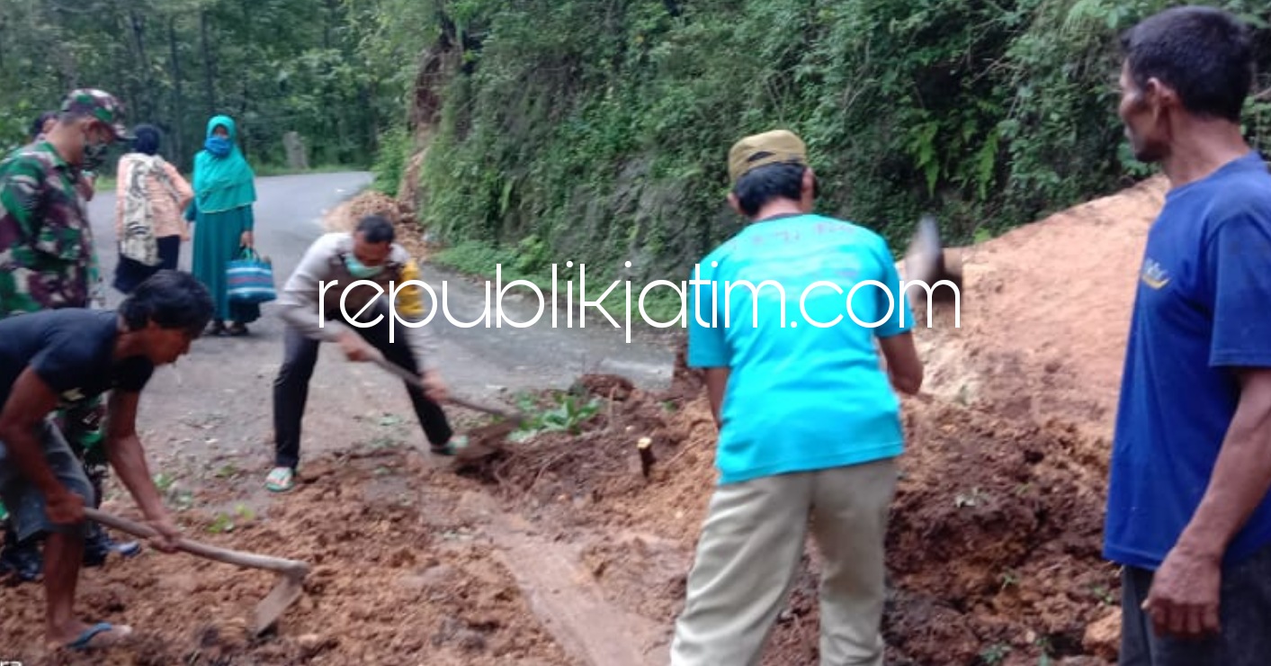 Jalur Bungkal - Ngrayun Tertutup Material Tanah Longsor Dan Pohon Tumbang