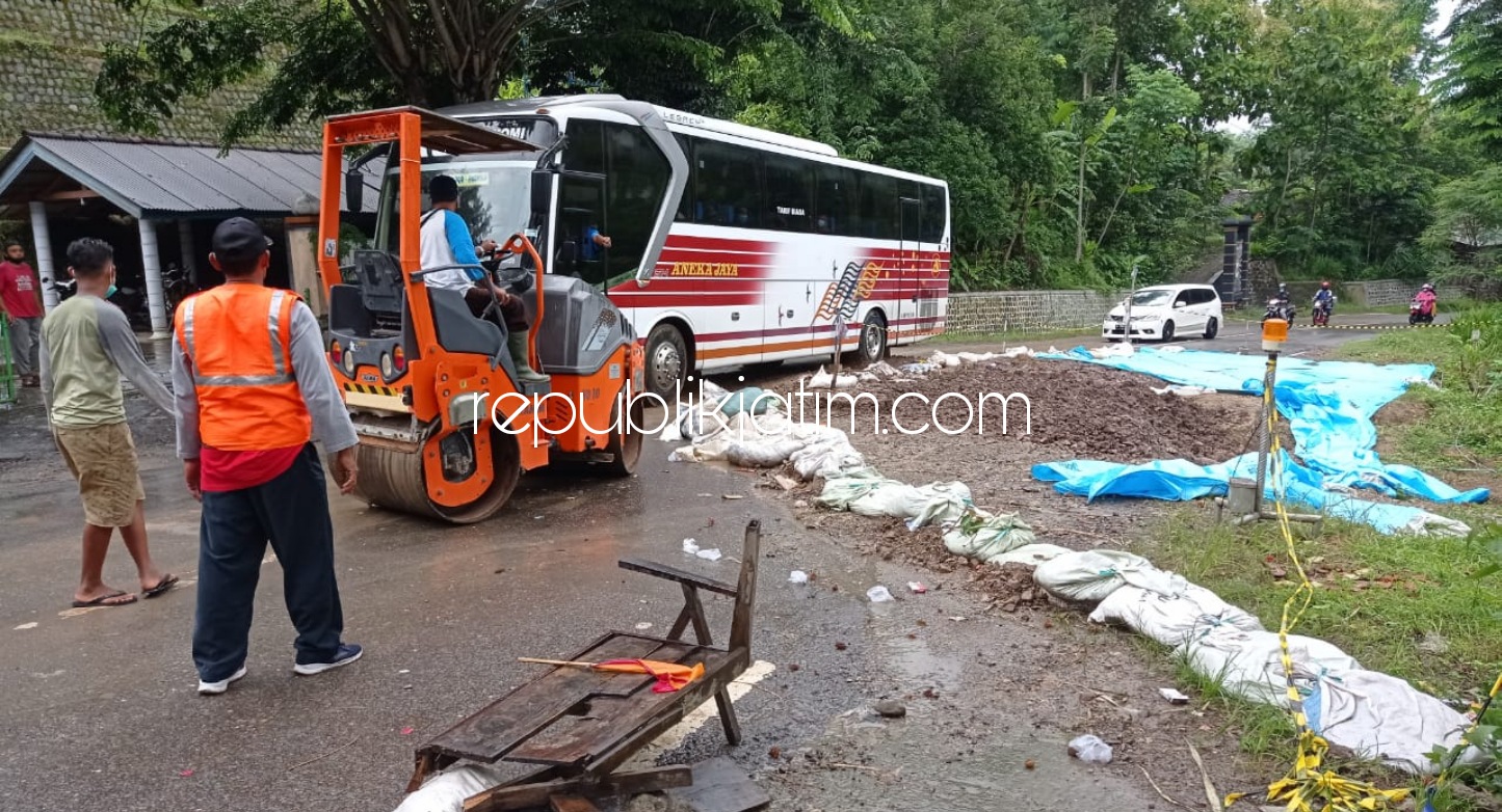 Jalan Raya Ponorogo -Pacitan Kembali Ambles, Jalur Dibuat Sistem Buka Tutup