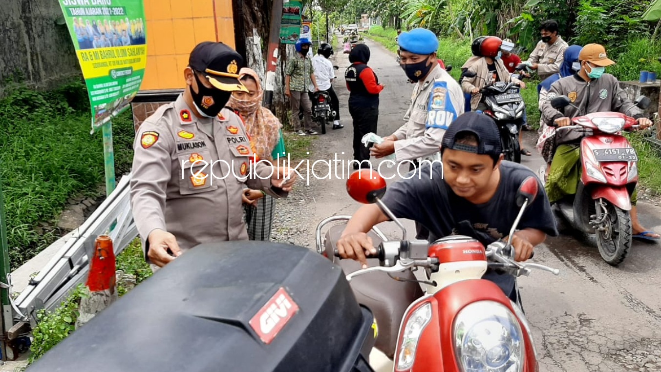 Petugas Polsek Krian Bagikan Masker di Sidomojo, Temukan 7 Pelanggar Langsung Ditilang