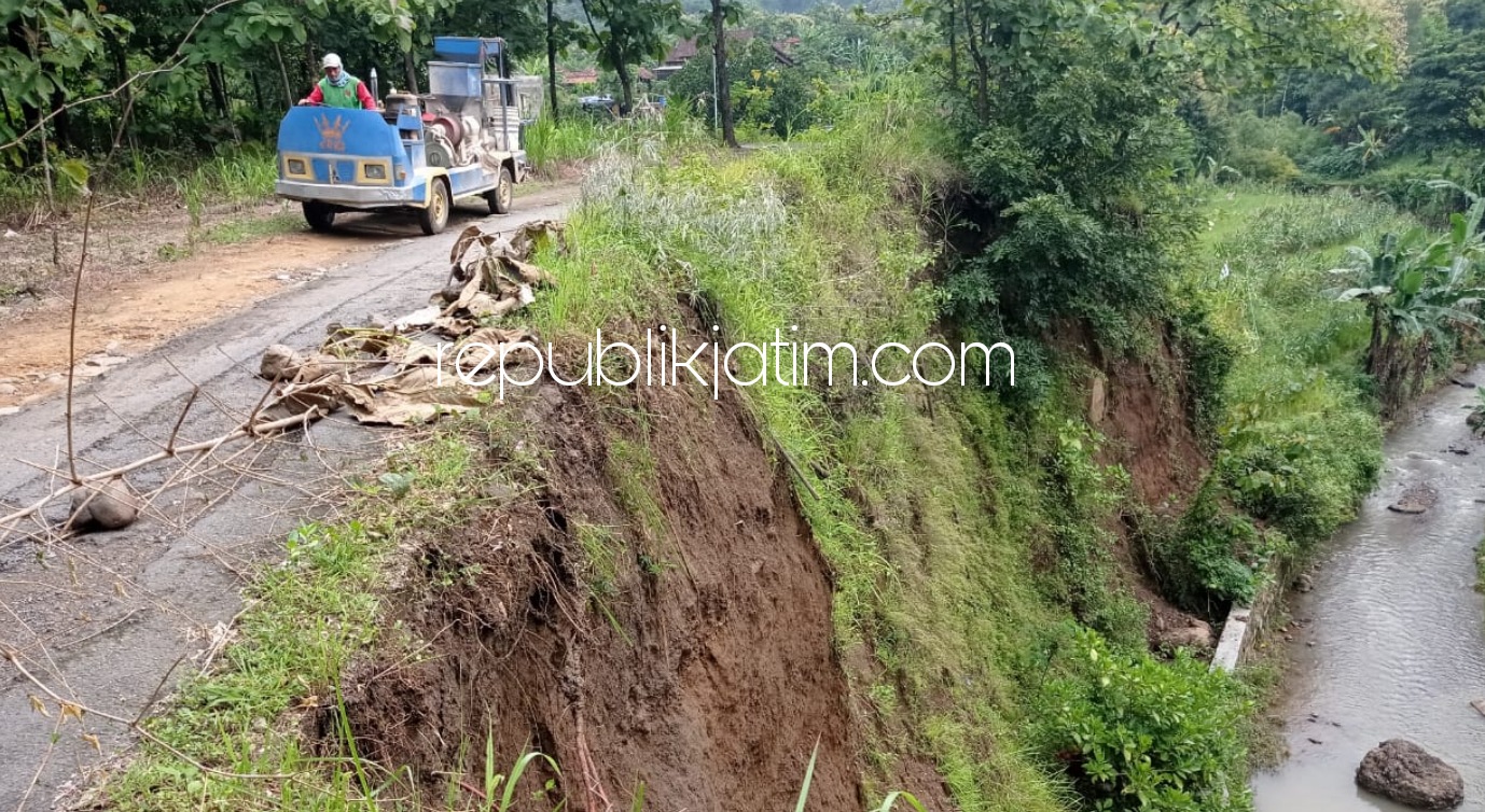 Jalan Utama Longsor Tergerus Air Sungai, Warga 3 RT di Ponorogo Terancam Terisolir