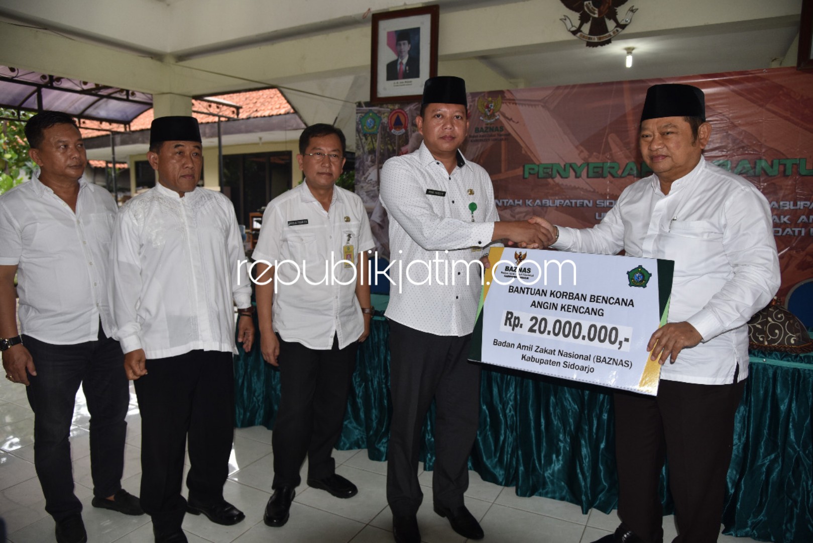 Bupati Sidoarjo Serahkan Bantuan Korban Puting Beliung untuk Warga 3 Kecamatan