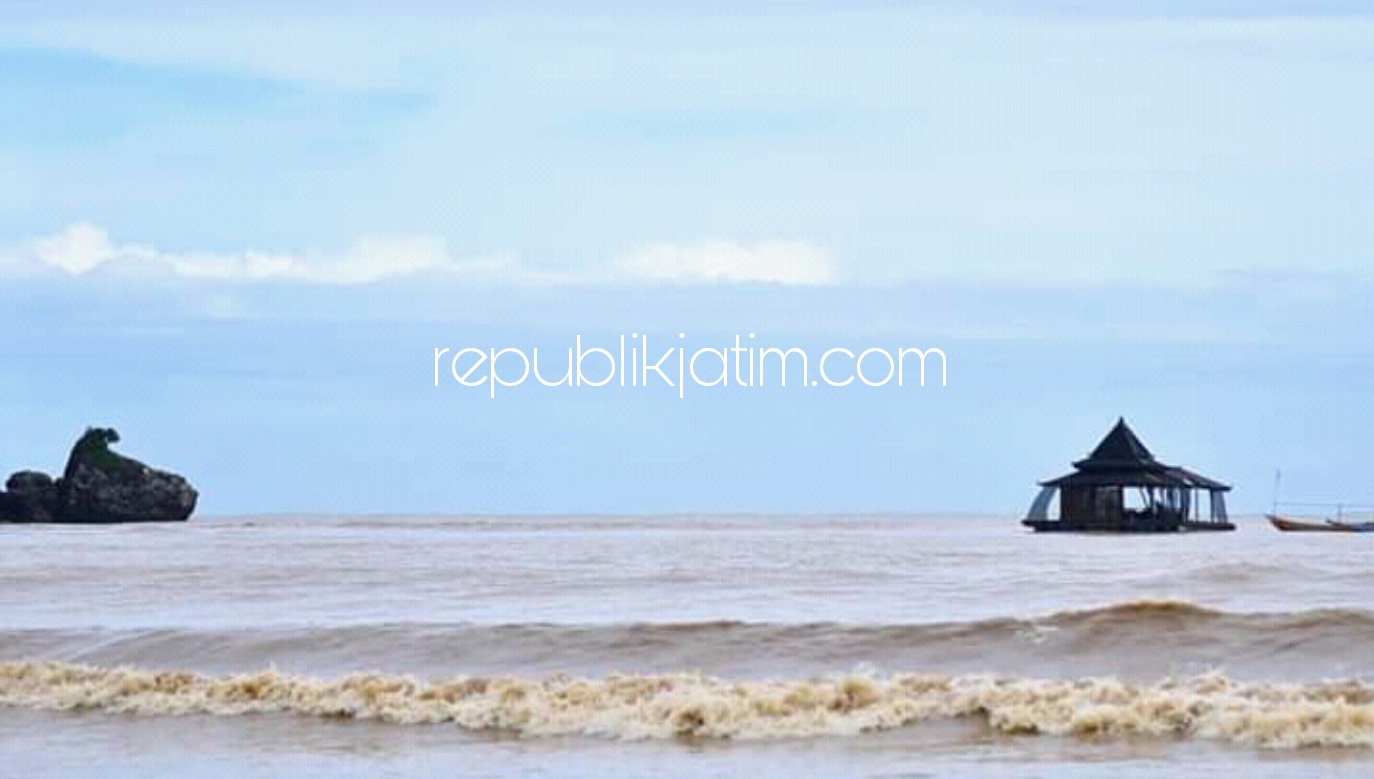 Warga Pacitan Dihebohkan Masjid Apung Pancer Door Hanyut hingga ke Tengah Pantai