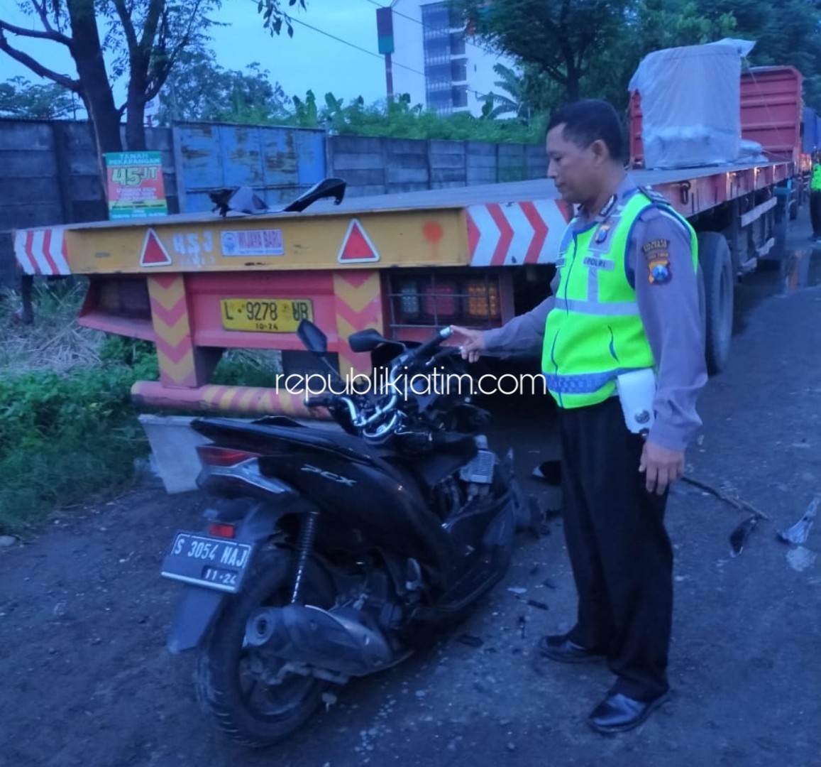 Motor Tabrak Truk Kontainer Parkir di By Pass Balongbendo, Warga Sampang Tewas