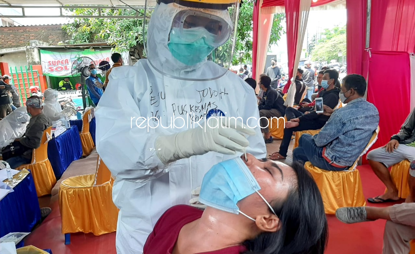 Penyekatan di Krian, Hasil Rapid Antigen Warga Trenggalek dan Gresik Reaktif Langsung Dibawa ke Hotel Isolasi