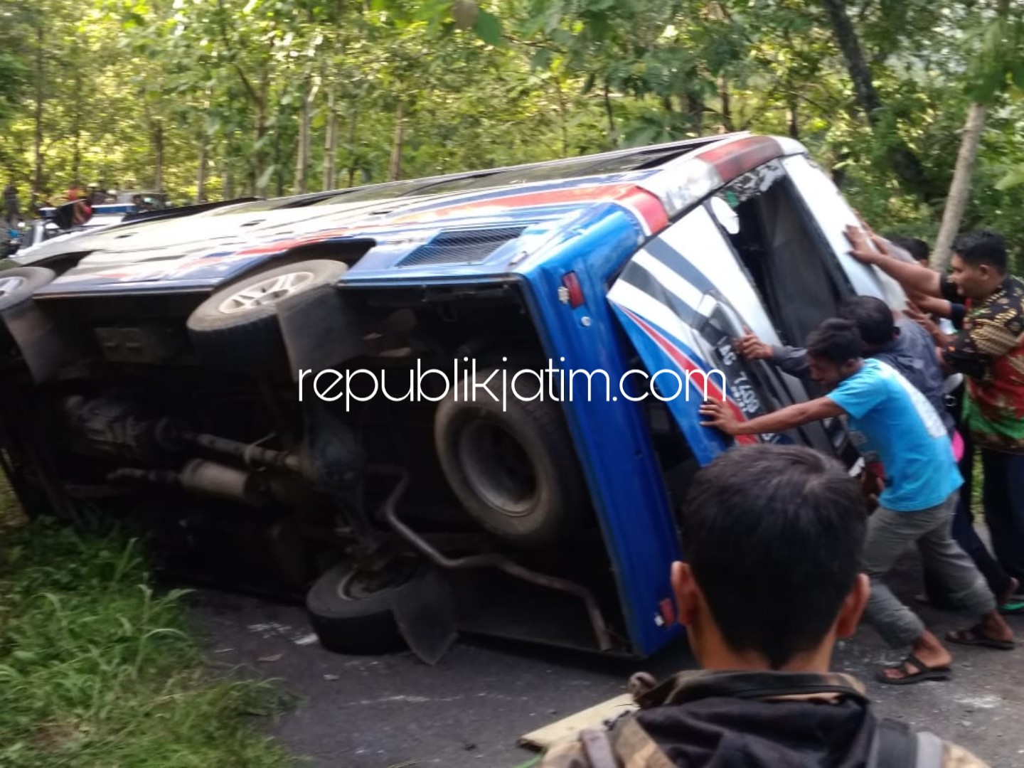 Minibus Pengantar Pengantin Terguling, 10 Penumpang Dilarikan Rumah Sakit