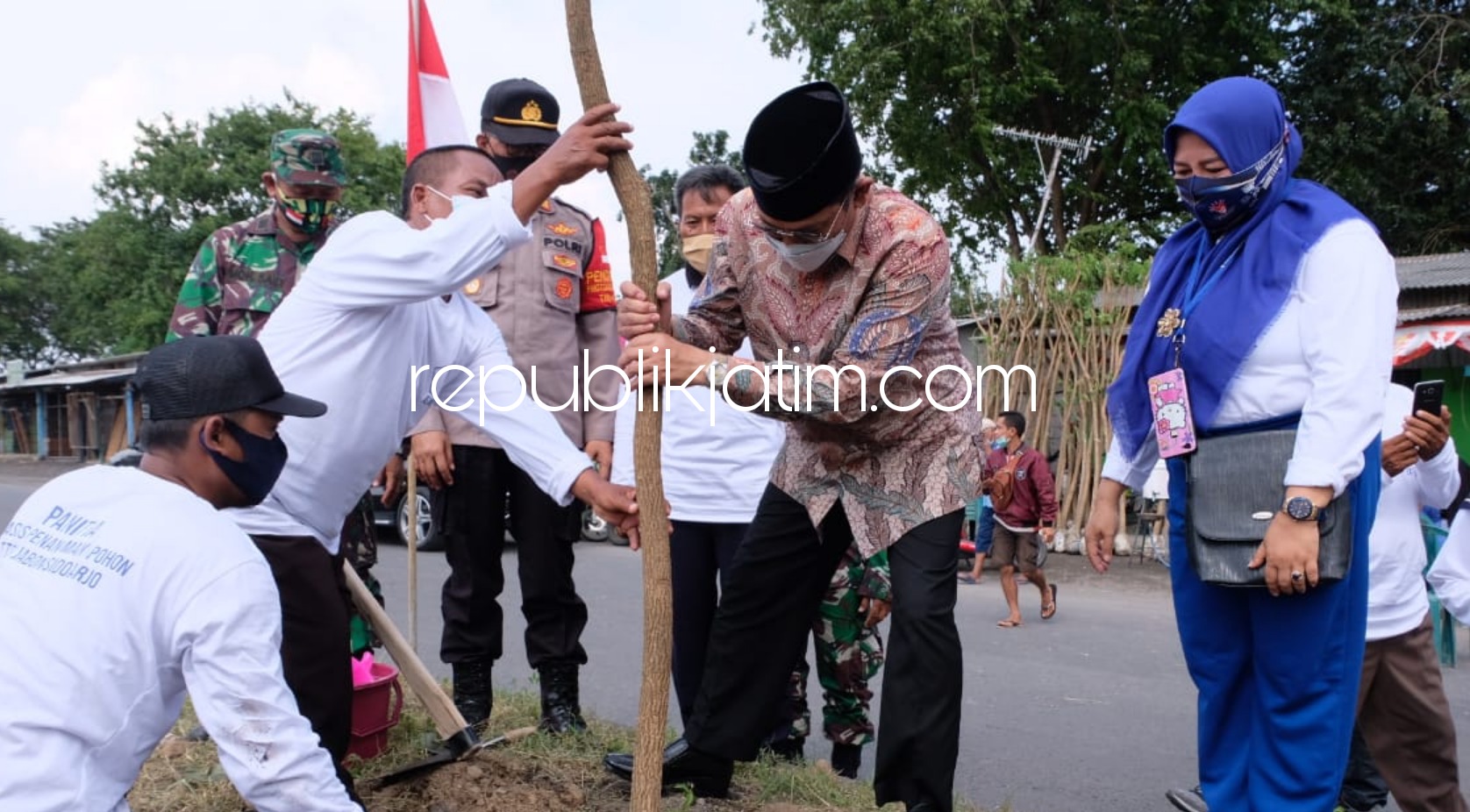 Tanam 1.250 Pohon, PKL Exit Tol Jabon Hijaukan Jalan Sampai ke Tlocor