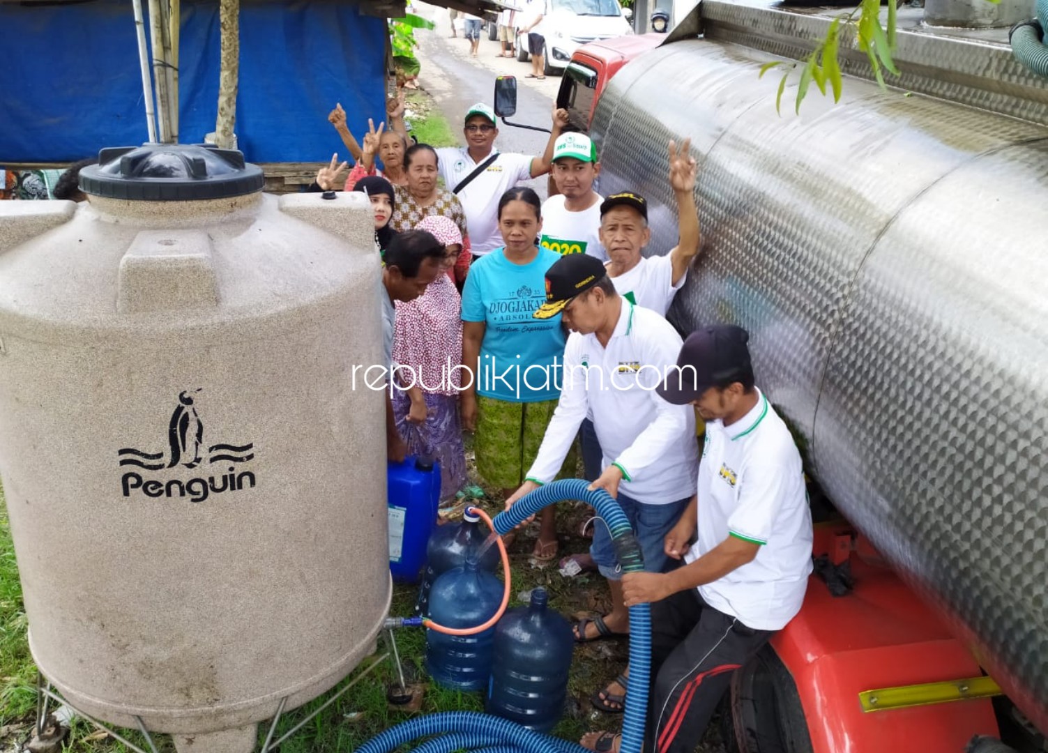 BHS Dropping Air Bersih 5 Truk Tangki Untuk Korban Banjir Kedungbanteng dan Banjarasri