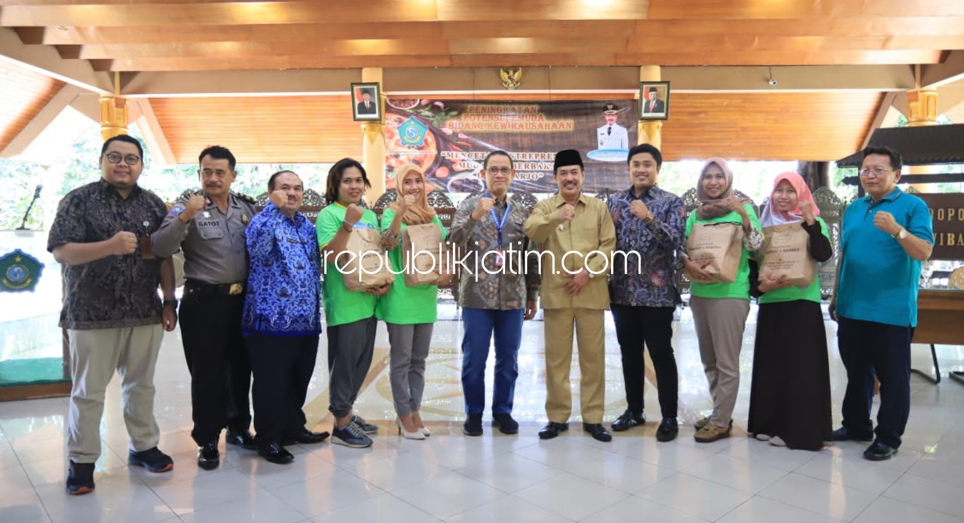 Disporapar Gembleng 100 Pemuda Sidoarjo Soal Produksi Kue Olahan