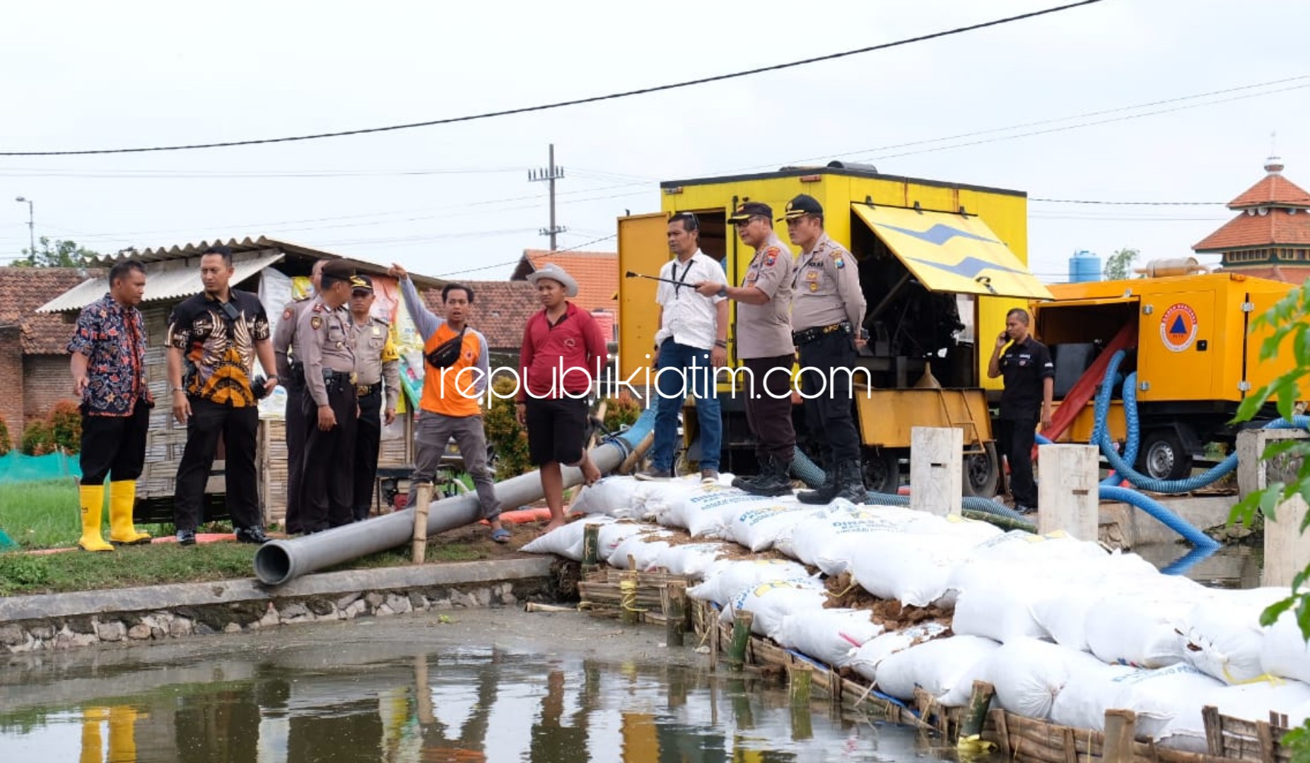 Atasi Banjir di Tanggulangin, Kapolresta Sidoarjo Ajak BPBD Operasikan Mesin Pompa Air