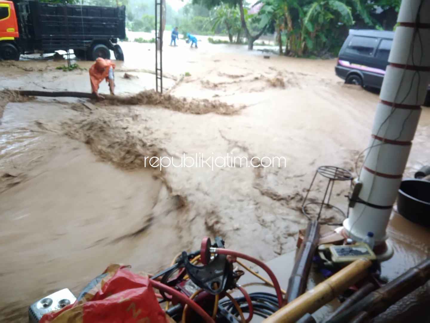 Tanggul Sungai Kalisono Jebol, Banjir Terjang Desa Maguwan Sambit