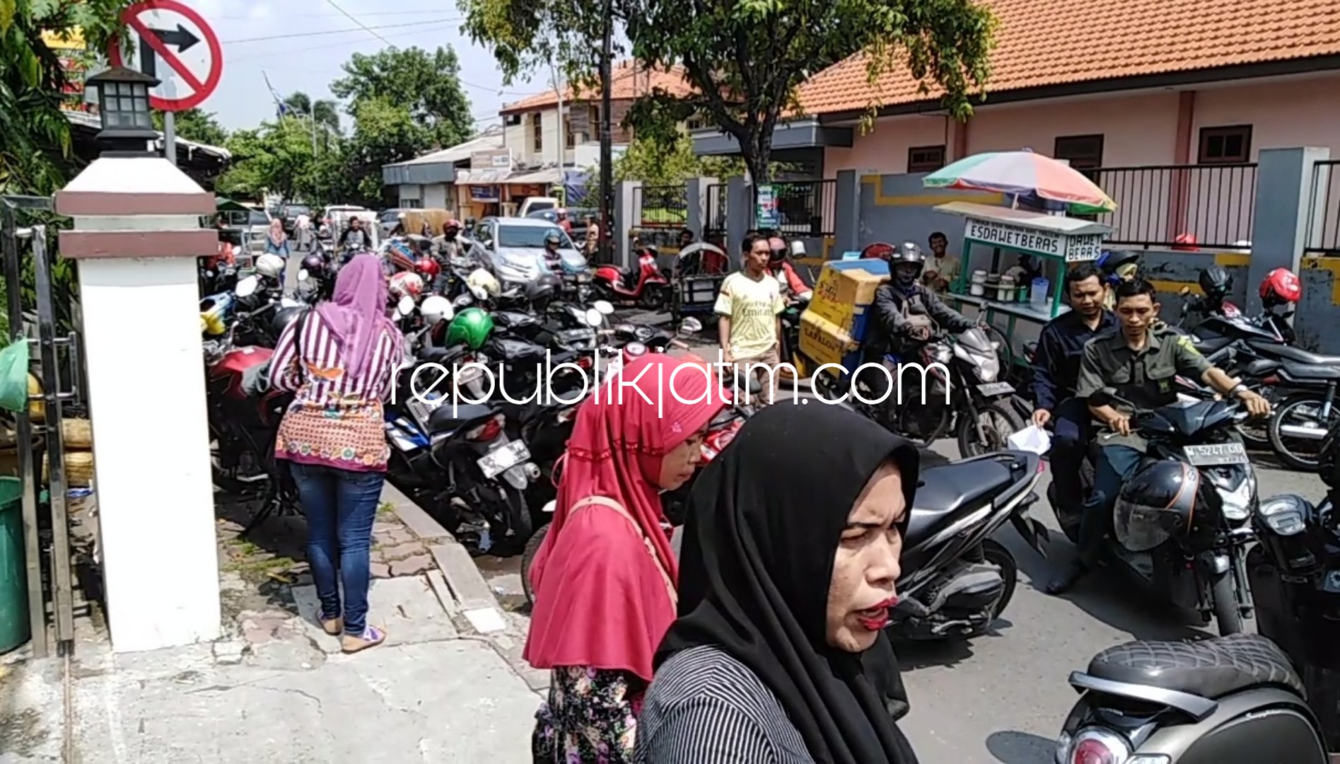 Picu Kemacetan, Pengunjung Keluhkan Larangan Parkir di Halaman Pengadilan Agama Sidoarjo 