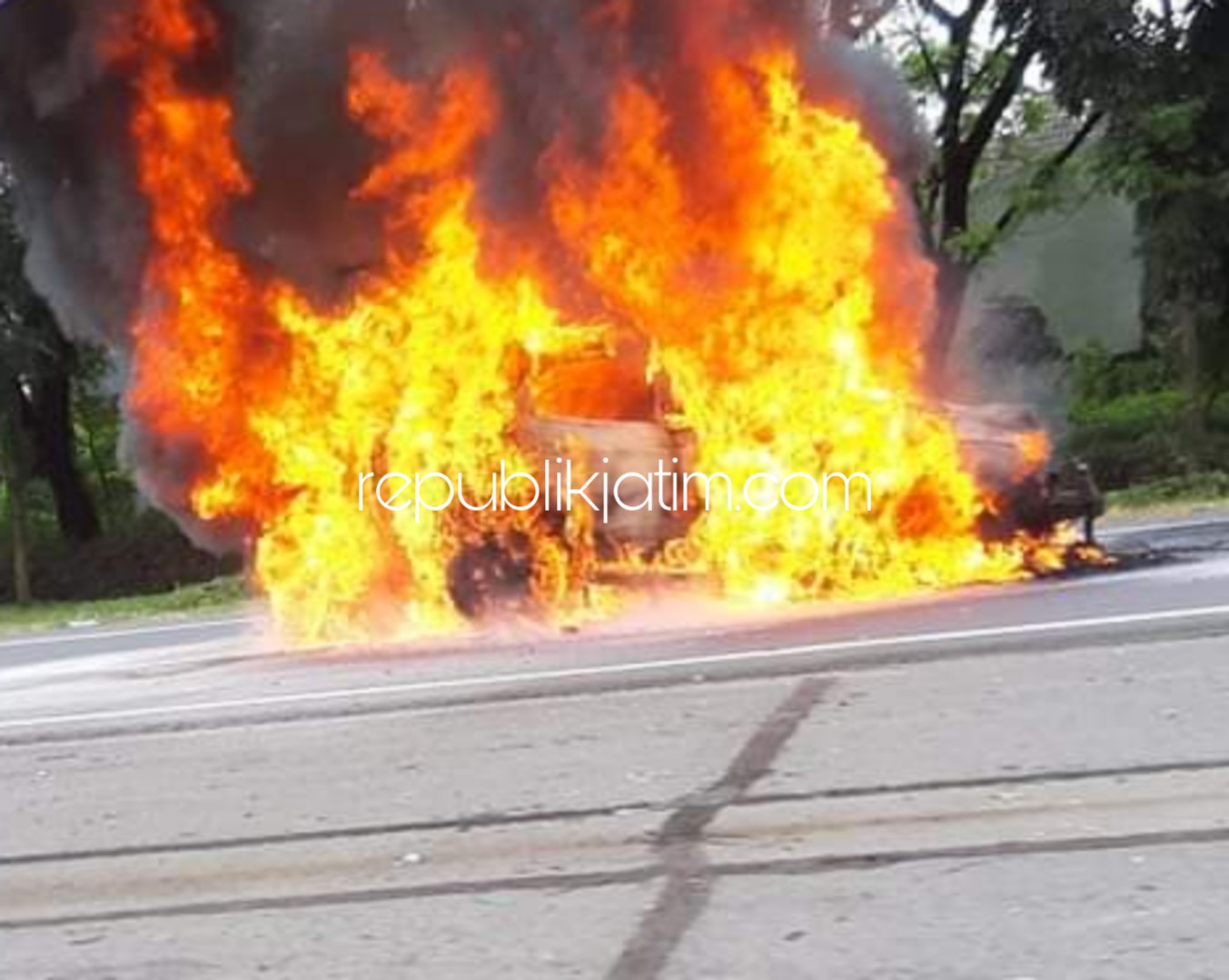 Tabrak Bak Truk, Mobil Sport Terbakar di Tol Juanda - Waru