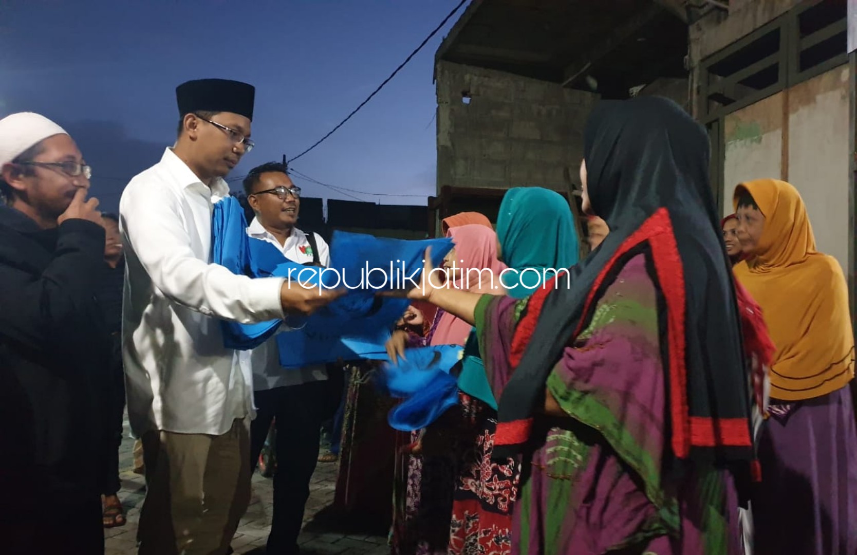 Gus Muhdlor Ngaji Lingkungan Bersama Kalangan Ibu Rumah Tangga di Krian