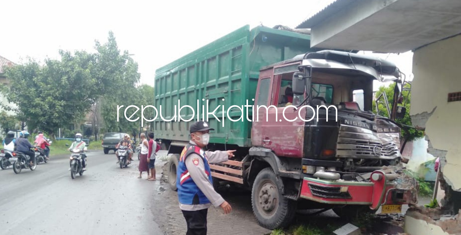 Sopir Ngantuk, Truk Tronton Tabrak Tiang Rambu Jalan dan Warung di Krembung