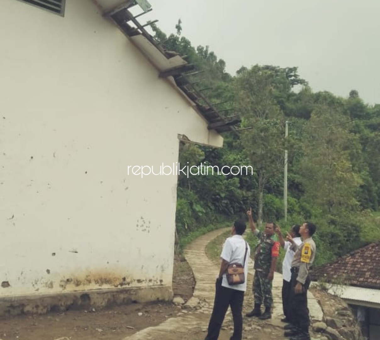 Polisi Himbau Gedung SD Rusak di Ponorogo Dikosongkan Saat Hujan