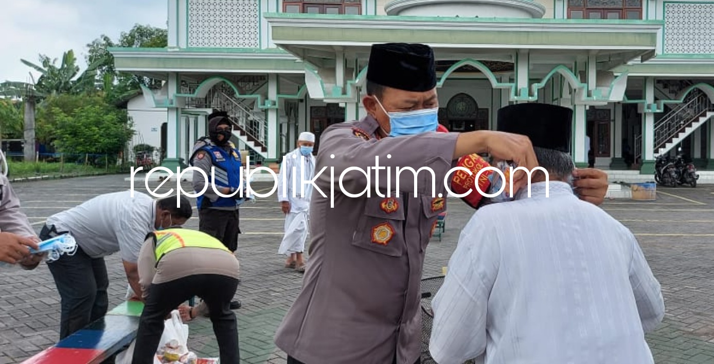 Bagi Masker di Masjid Jadi Sarana Edukasi Protokol Kesehatan