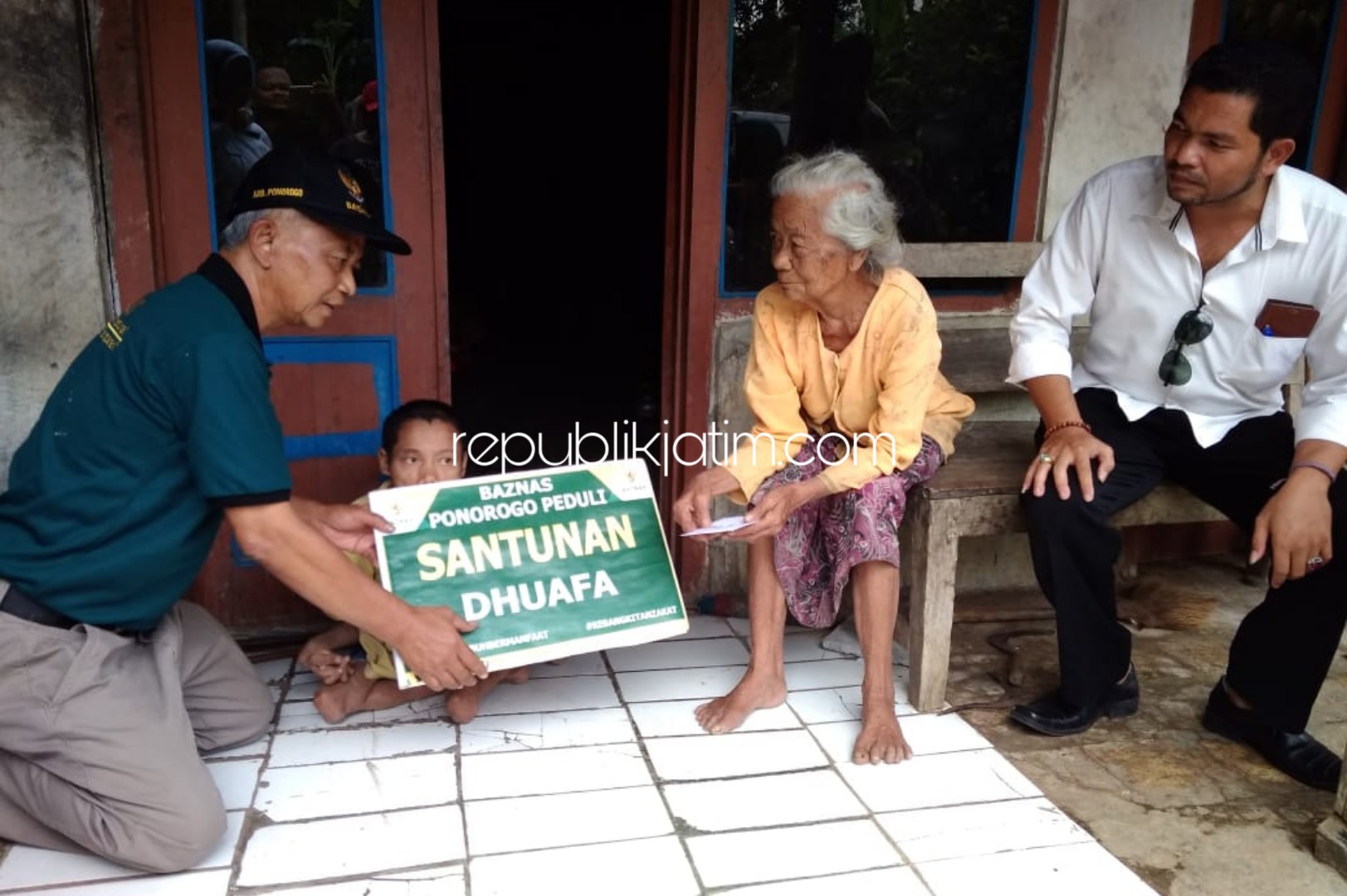 Baznas Ponorogo Bantu Dua Penderita Cacat Fisik dan Warga Miskin